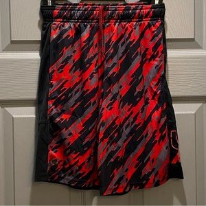 Under Armour Boys Digital Camo Short SZ M Red/Black/Grey